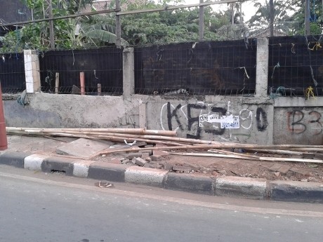 Satpol PP Gulung Baliho Rhoma for Presiden di Kemanggisan