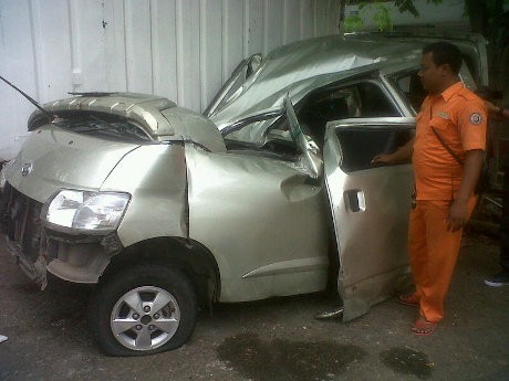 Mobil Grandmax Tabrak Tiang Jembatan Tol Kanci, 1 Tewas
