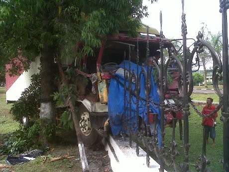 Pagar Makodam IV Diponegoro Diseruduk Truk Trailer