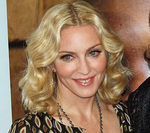 Korset Madonna Dilelang