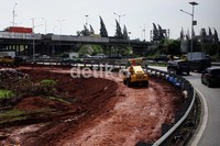 Pekerja melakukan aktivitas pelebaran jalan tol lingkar luar Cikunir.