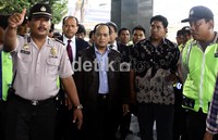 Djoko tiba di gedung KPK, Kuningan, Jakarta, Senin (3/12/2012), pukul 10.50 WIB dengan menggunakan mobil Lexus hitam. Pejabat Mabes Polri itu tiba ditemani dua kuasa hukum, Hotma Sitompoel dan Juniver Girsang. Ramses/detikfoto.