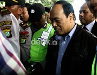 Begitu tiba, pria yang mengenakan kemeja biru muda dibalut jaket coklat kulit bercelana panjang hitam ini bungkam seribu bahasa saat para wartawan menanyainya seputar kesiapannya menghadapi pemeriksaan KPK. Ramses/detikfoto.