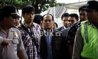 Irjen Pol Djoko Susilo tiba di KPK dikawal dengan polisi berseragan dan berpakain preman. Ramses/detikfoto.