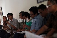Koalisi Amankan Pemilu 2014 menanggapi keputusan DKPP nomor 23-25/DKPP-PKE-1/2012 dalam jumpa pers di Jakarta, Senin (3/12).