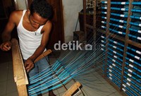 Alhamdu, salah satu pengusaha tenun Buton yang masih menggunakan ATBM (Alat Tenun Bukan Besi). Gus Mun/detikfoto.