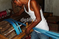 Dalam sekali produksi ia mampu membuat 1500 meter kain tenun Buton yang dijual Rp 30.000/meter. Gus Mun/detikfoto.