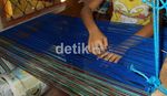 Beginilah Tenun Buton Dibuat