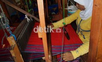 Seorang perajin tampak asyik menenun. Gus Mun/detikfoto.