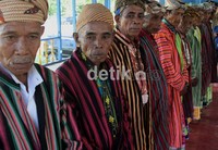 Tenun Buton biasa dipakai oleh tokoh adat Buton untuk upacara atau menyambut tamu kehormatan. Gus Mun/detikfoto.