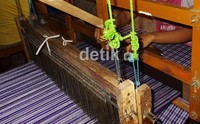 Tenun yang tengah dikerjakan ini, hampir selesai dan siap dipasarkan. Gus Mun/detikfoto.