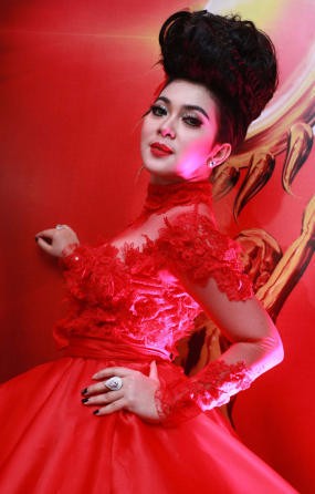 Berkomunikasi dengan Tuna Rungu, Syahrini Terharu