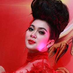 Berkomunikasi dengan Tuna Rungu, Syahrini Terharu