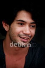 Saat Reza Rahadian Jadi Sutradara