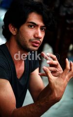 Saat Reza Rahadian Jadi Sutradara