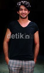 Saat Reza Rahadian Jadi Sutradara