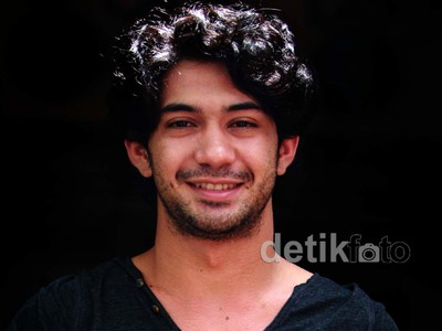 Saat Reza Rahadian Jadi Sutradara