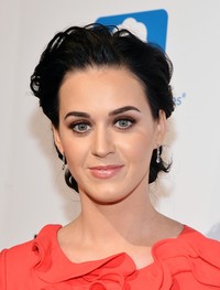 Meskipun tampak lelah, Katy tentunya tetap terlihat cantik. Mike Coppola/Getty Images.