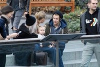 Taylor dan Harry terlihat sangat akrab saat menghabiskan waktu bersama di kebun binatang tersebut. (dok. AceShowbiz)