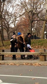Taylor dan Harry berjalan bersama dan terlihat sangat bahagia. Mereka terlihat ngobrol bareng dan tersenyum, ujar seorang sumber dilansir AceShowbiz, Senin (3/12/2012). (dok. AceShowbiz)