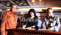 Menteri Pariwisata dan Ekonomi Kreatif Mari Elka Pangestu (tengah), menandatangi nota kesepahaman dengan pihak Asbanda, yang disaksikan oleh Gubernur Bank Indonesia Darmin Nasution (kiri).