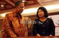 Gubernur Bank Indonesai Darmin Nasution (kiri), berbincang dengan Menteri Pariwisata dan Ekonomi Kreatif Mari Elka Pangestu (kanan), usai penandatanganan nota kesepahamanan.