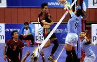 Salah satu pemain Mars Kota Probolinggo melakukan smash keras. Para pemain tim Mars Kota Probolinggo bermain tanpa beban saat melawan tim Samator.