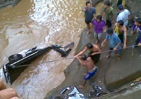 Pick Up Muat Kentang Terjun ke Sungai, Dua Orang Tewas