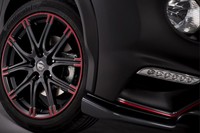 Roda kemudi berukuran dibalut warna hitam dengan pelek alloy 18 inci yang dipadukan dengan sentuhan warna merah. (dok Nissan)