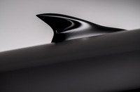 Logo kelelawar juga menempel di depan dan belakang mobil. Antena berbentuk sirip hiu juga diaplikasikan di bagian atap belakang mobil. (dok Nissan)