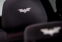 Masuk ke dalam kabin, logo Batman tersedia di headrest depan dan belakang serta di ambang pintu. (dok Nissan)
