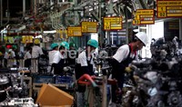 Pekerja melakukan perakitan di Toyota Motor Manufacturing Indonesia, Karawang.