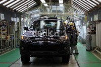 Beberapa pekerja menguji mesin mobil. Tahun ini, Toyota menargetkan memproduksi 150.000 unit mobil Innova dan Fortuner.