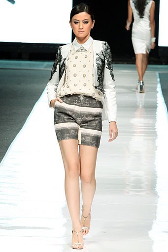 Yosafat Dwi Kurniawan Antiquated Modernity - Spring/Summer 2013. Jakarta Fashion Week 2013 at Plaza Senayan. Jakarta. [Foto: Mohammad Abduh/Wolipop]