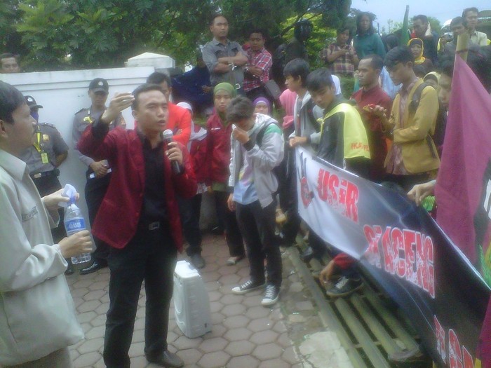 Massa Mulai Datangi DPRD Garut, Tuntut Bupati Aceng Mundur