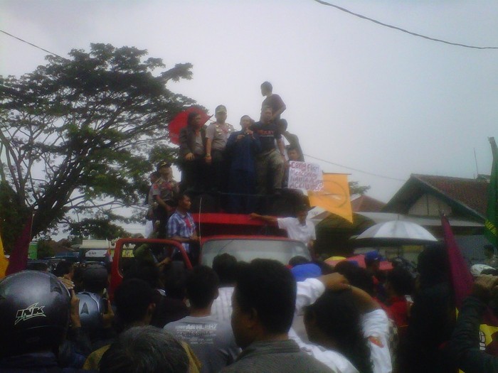 Ketua DPRD Garut Orasi di Depan Pendemo, Segera Bentuk Pansus untuk Aceng