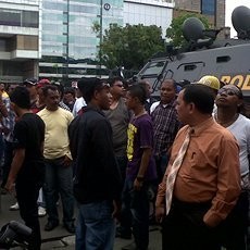 Ricuh di Depan PN Jakarta Pusat, Pendukung John Kei Tercebur Kali