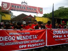 Mendieta Meninggal, Suporter Solo Demo: Bubarkan PSSI dan KPSI!