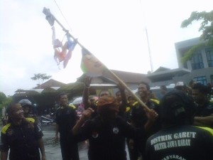 Kibas-kibaskan Celana Dalam & Bra, Pendemo Aceng Terus Mengalir