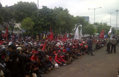 Seribuan Buruh Demo Mabes Polri, Jl Trunojoyo Ditutup