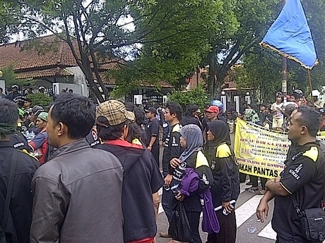 Demonstran Anti Bupati Aceng Bawa Celana Dalam Wanita