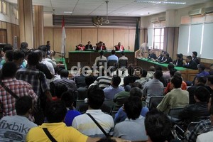 Massa John Kei Kejar Jaksa & Ricuh, Polisi Lepaskan Tembakan Peringatan
