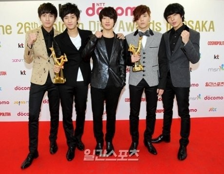 FT Island Donasikan Buku dan Komputer untuk Anak-anak Afrika