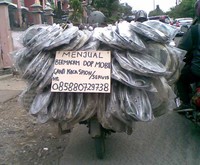     Rezeki harus dikejar jangan diam dan menunggu pedagang ini menjalankan usaha serta mempromosikannya barang daganganya dengan berkeliling menggunakan motornya. (Foto: Parsidi)