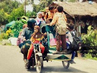Becak motor di daerah Padang Sidempuan yang digunakan sebagai pengangkut anak-anak untuk pergi dan pulang sekolah. (Foto: Rachmat Taufiq Siregar)