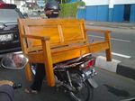Motor dengan Jok Kursi Kayu