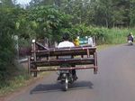 Motor dengan Jok Kursi Kayu