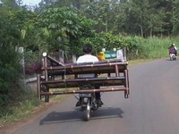 Pembawa motor ini terlihat sangat lihai dengan beban 2 kursi di belakangnya. (Foto: Sandy Ferdian)