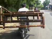 Pemotor yang satu ini berhasil mentata 2 model kursi kayu yang berbeda tanpa memikirkan bahaya yang akan muncul (Foto: Sandy Ferdian)