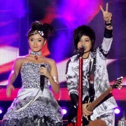 The Virgin Kompak di Atas Panggung